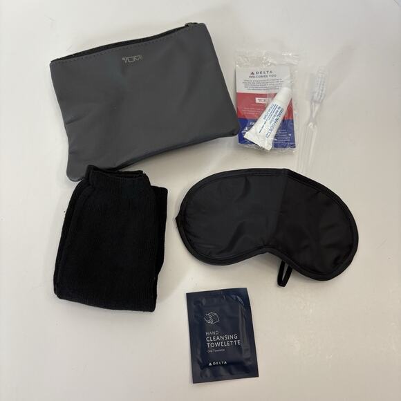 TUMI for DELTA Travel Storage‎ Toiletry Bag Gray Zipper Pouch Nylon w/ Amenities - Picture 1 of 6